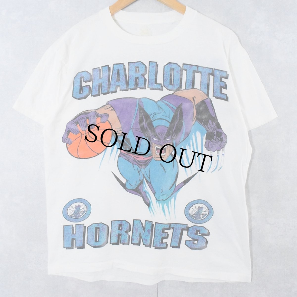 画像1: 90's MARVEL WOLVERINE "CHARLOTTE HORNETS" NBAチーム キャラクタープリントTシャツ (1)