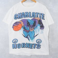 画像1: 90's MARVEL WOLVERINE "CHARLOTTE HORNETS" NBAチーム キャラクタープリントTシャツ (1)