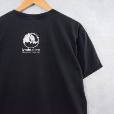 画像2: Lynda.com "Trust me. I'm a trained professional." 企業プリントTシャツ BLACK (2)