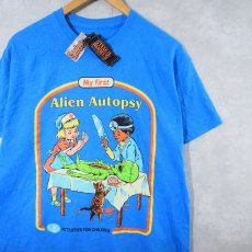 画像1: Steven Rhodes "Alien Autopsy" イラストプリントTシャツ M タグ付き未使用 (1)