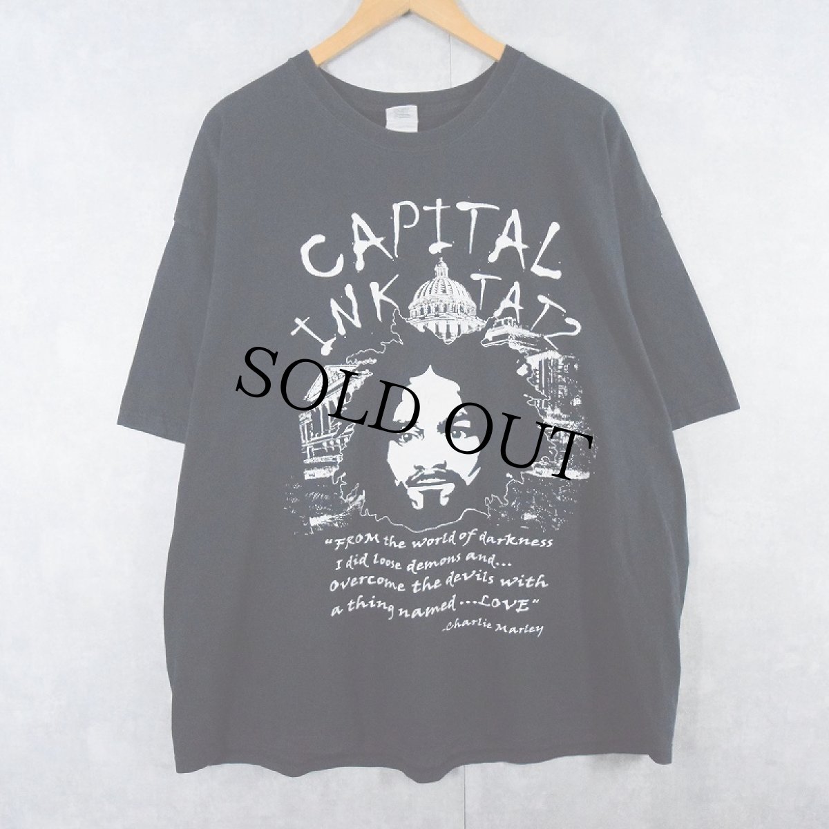 画像1: Charles Manson "CAPITAL INK TAT2" カルト指導者プリント タトゥーショップTシャツ BLACK 2XL (1)