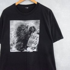 画像1: "FREE HUGS" ヤマアラシプリント シュールTシャツ BLACK (1)