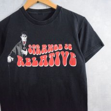 画像1: DARK SHADOWS "STRANGE IS RELATIVE" ホラーコメディ映画プリントTシャツ (1)