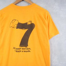 画像2: 70〜80's "I make my banker work 7 days a week!" シュールプリントTシャツ (2)