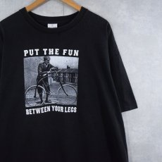 画像1: 90〜2000's USA製 "PUT THE FUN BETWEEN YOUR LEGS" プリントTシャツ BLACK XL (1)