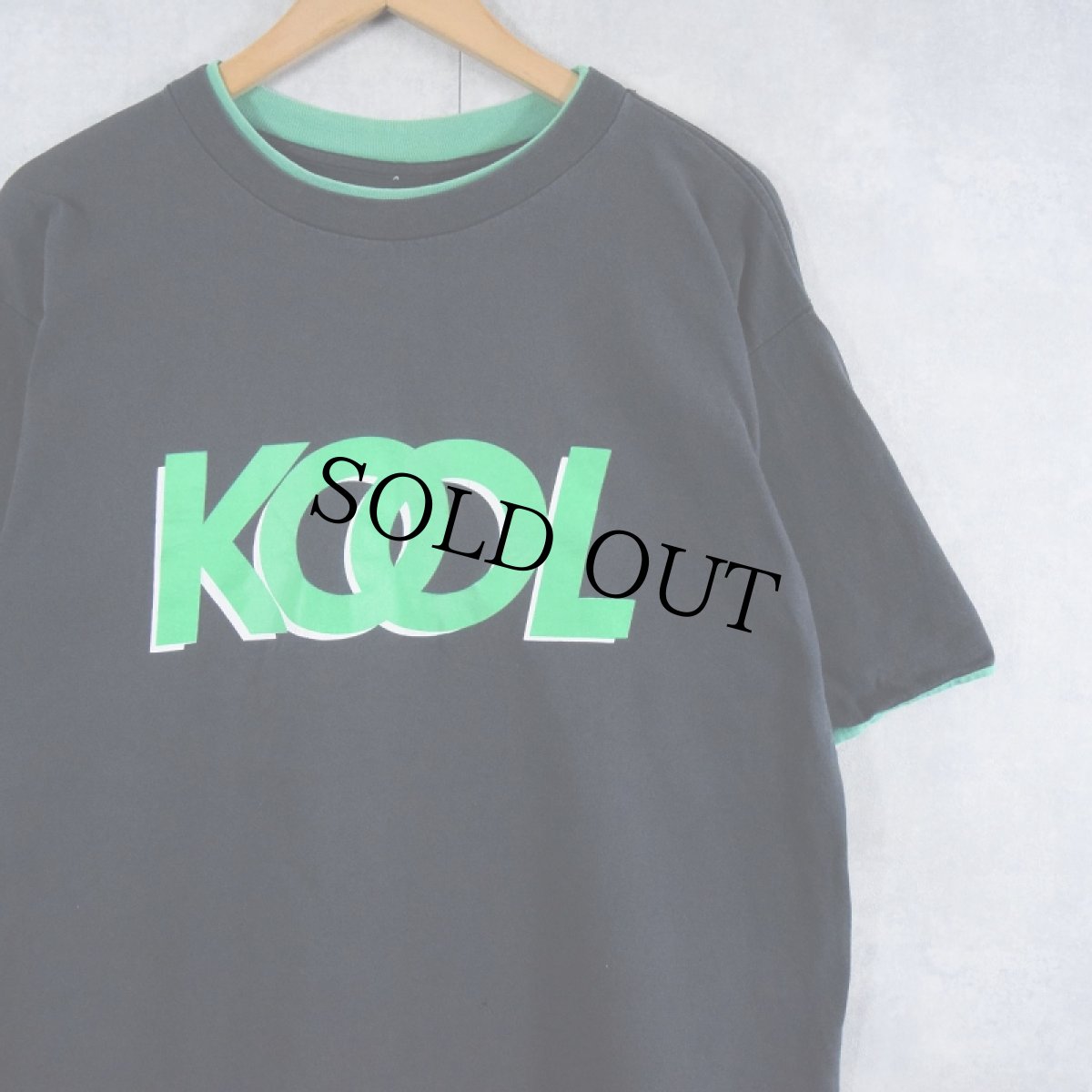 画像1: 90's KOOL タバコ企業 レイヤードデザイン ロゴプリントTシャツ (1)