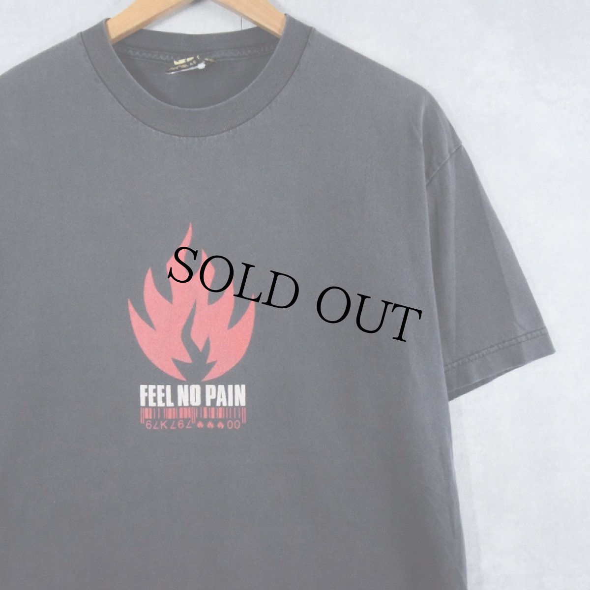 画像1: Black Label USA製 "FEEL NO PAIN" スケートブランド プリントTシャツ L (1)