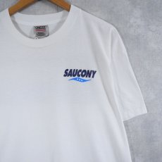 画像2: 90's SAUCONY スニーカーブランド ロゴプリントTシャツ XL (2)