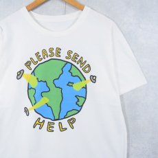 画像1: "PLEASE SEND HELP" シュールイラストプリントTシャツ (1)