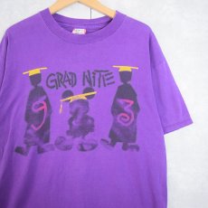 画像1: 90's Disney USA製 "GRAD NITE 93" キャラクターパロディプリントTシャツ L/XL (1)