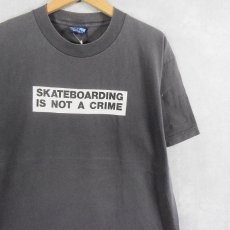 画像1: 90's SANTA CRUZ USA製 "SKATEBOARDING IS NOT A CRIME" プリントTシャツ L (1)